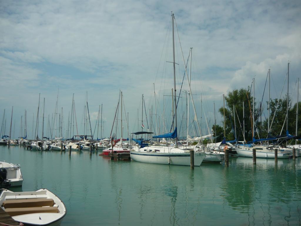 Hotel Kenese Balatonkenese Exterior foto